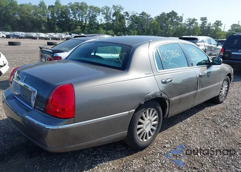 2004 Lincoln Town Car Signature z USA, uszkodzony, nr VIN 1LNHM81W44Y657749